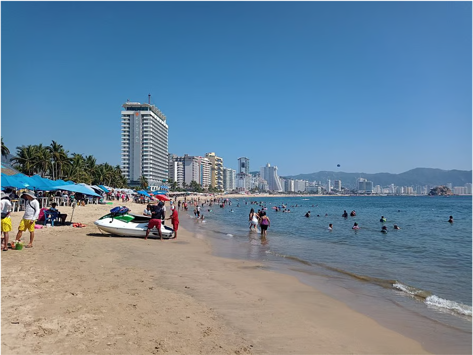 Polémica en Acapulco: alcaldesa dice que sí se puede nadar en playas contaminadas, pese a advertencia de Cofepris