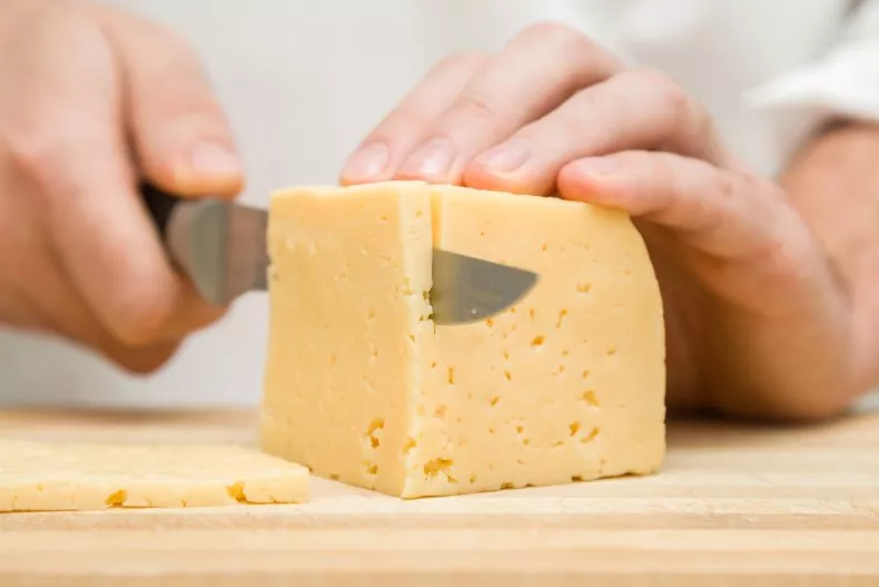 ¿El queso te roba el sueño? Un estudio sugiere que los lácteos pueden causar pesadillas