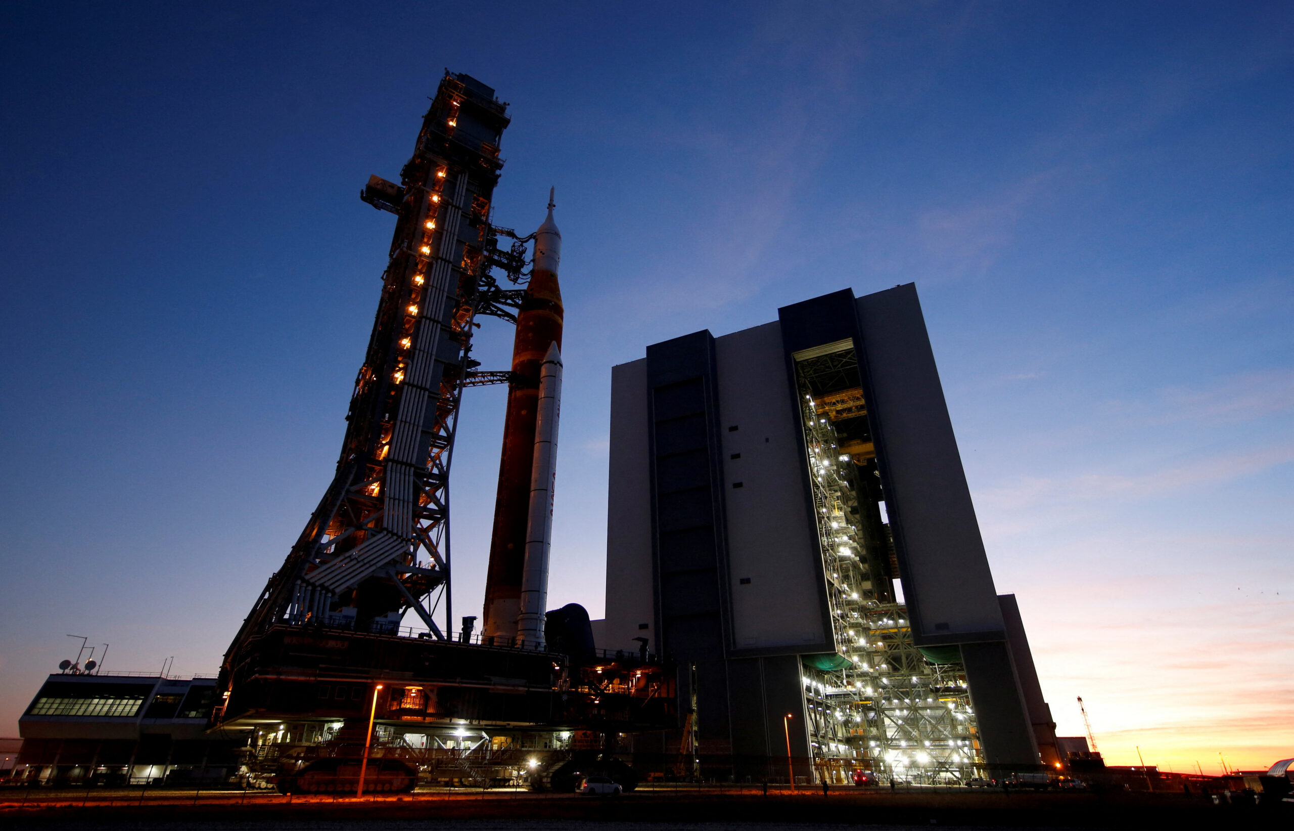 NASA acelera el regreso a la Luna: base permanente y misiones cada seis meses para 2028