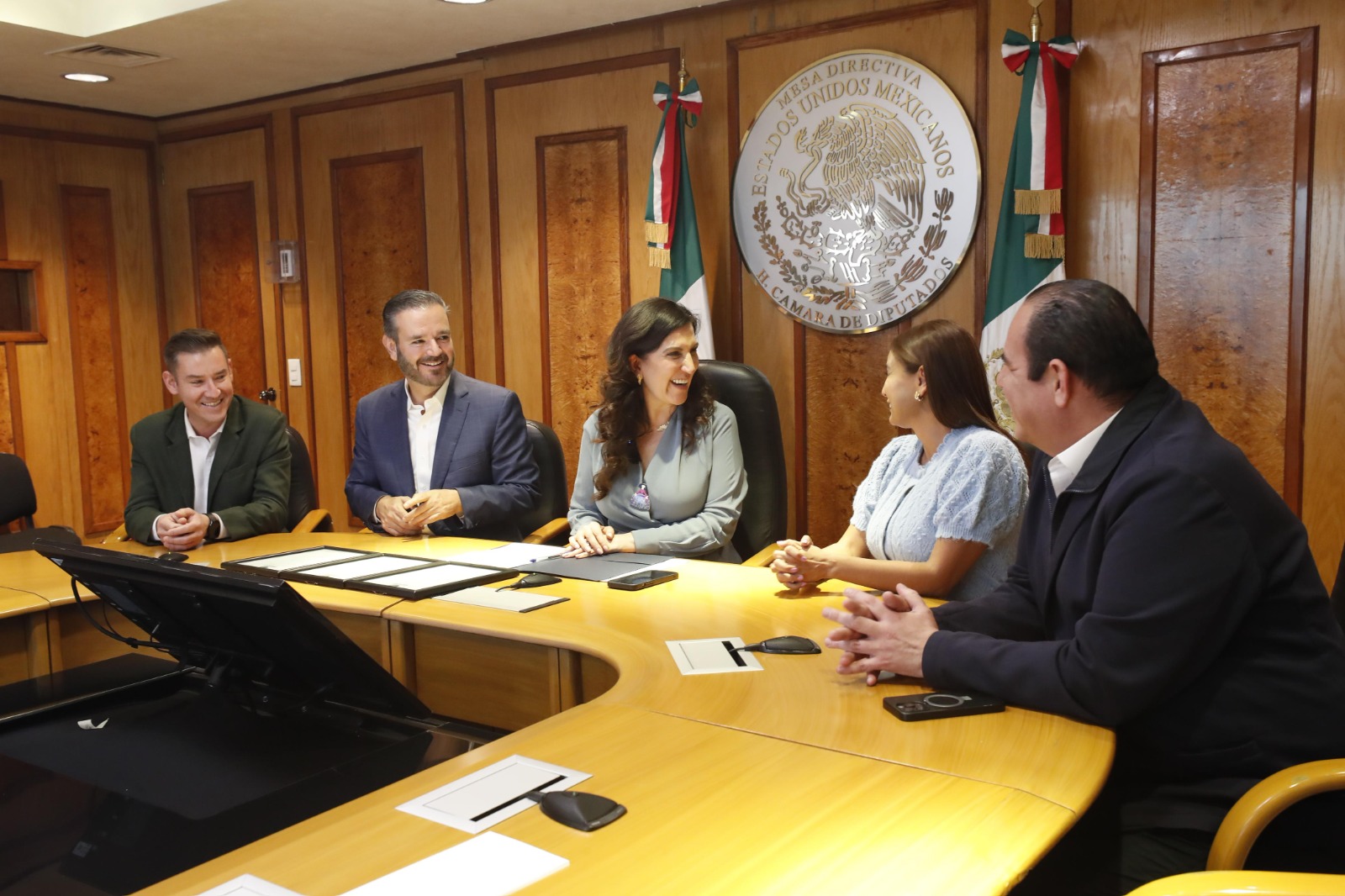 Del Congreso al trampolín: jóvenes clavadistas reciben reconocimiento y respaldo rumbo a su sueño olímpico