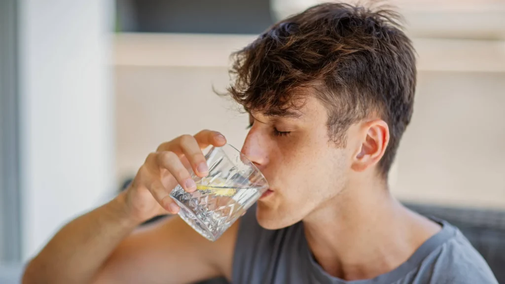 La cantidad exacta de agua que debes beber para evitar cálculos renales, según especialistas