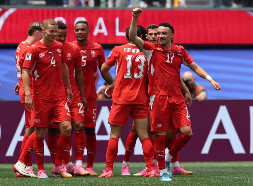 Suiza golea a Bosnia y acaricia los dieciseisavos del Mundial