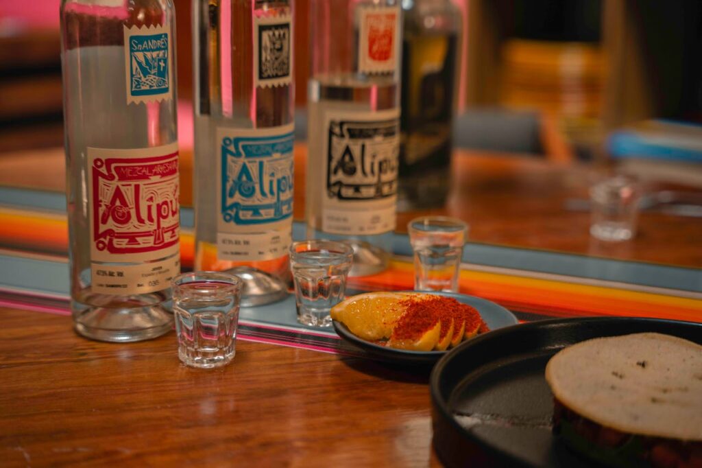Catas de mezcal artesanal y maridaje contemporáneo impulsan mercado gastronómico 2026