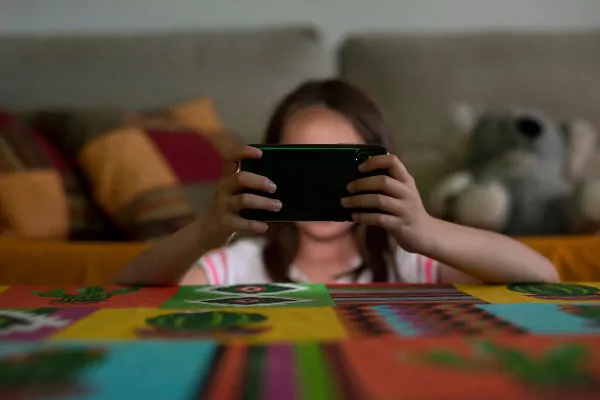 Francia prohíbe las redes sociales a menores de 15 años: así será la nueva ley